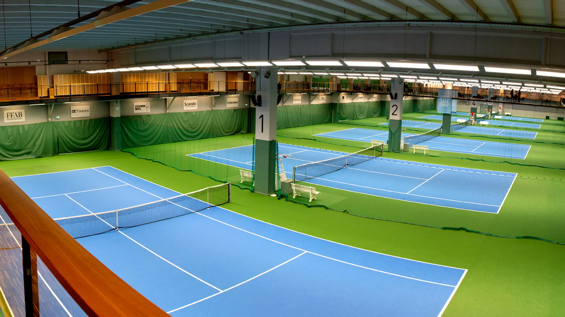 Tennisbanorna i Salk-hallen